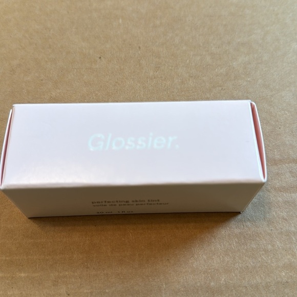 Glossier Perfecting Skin Tint G1 - Picture 3 of 3